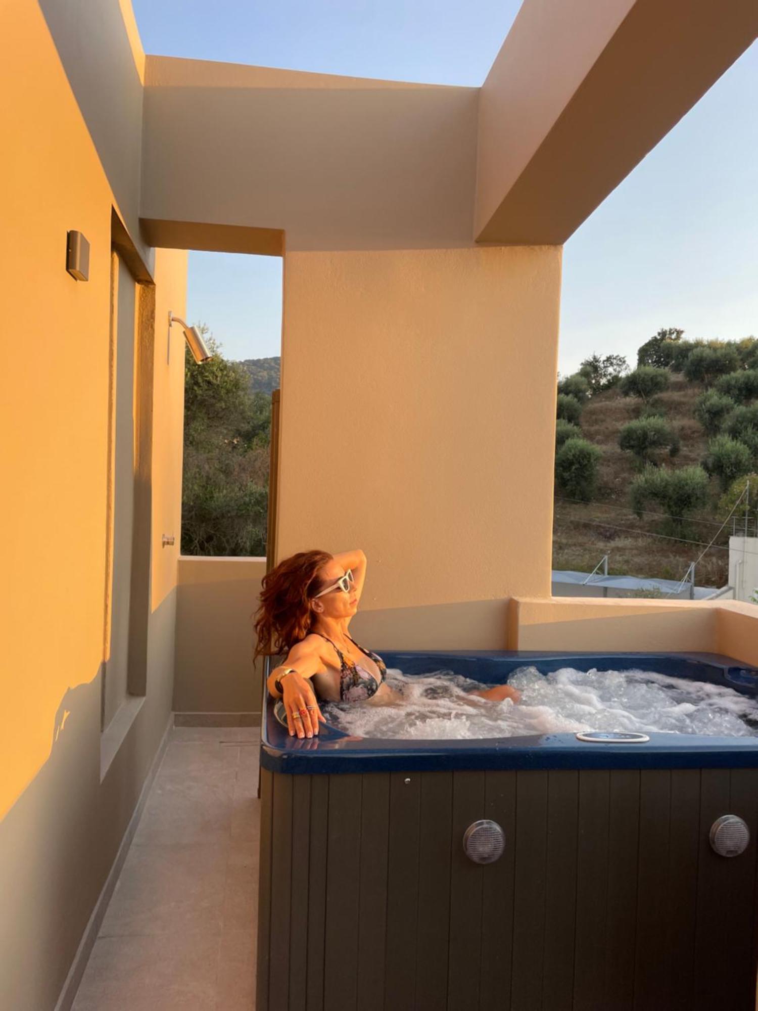 Palms And Spas Villas Retreat Mesongi Exterior photo